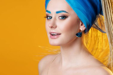 Sarışın, mavi sarıklı, mikro saçlı, tonik kaşlı.,