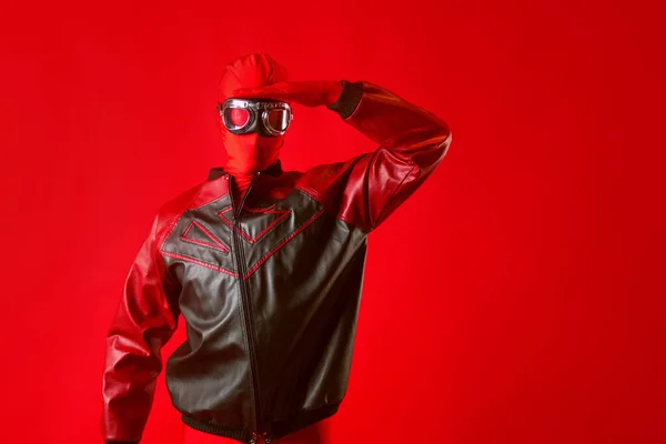 Un súper héroe divertido en un maillot rojo y gafas protectoras mira hacia el futuro —  Fotos de Stock