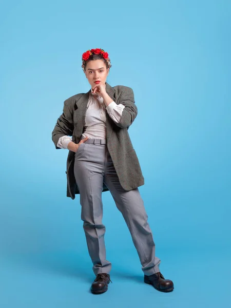 Una giovane donna in giacca e cravatta da uomo, stile gender neutral. — Foto Stock