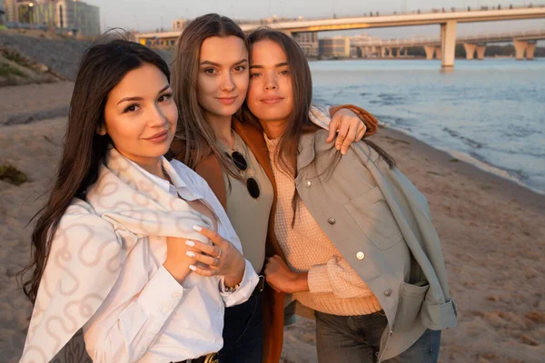 Drie vrienden die plezier hebben op het strand, vrienden ontmoeten. Jonge vrouwen — Stockfoto