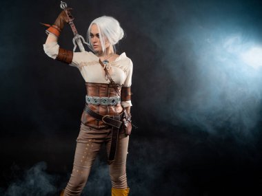 Karanlık bir geçmişi olan genç bir savaşçı. Fantezi kadın kahraman