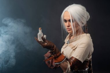 Karanlık bir geçmişi olan genç bir savaşçı. Fantezi kadın kahraman