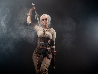 Karanlık bir geçmişi olan genç bir savaşçı. Fantezi kadın kahraman