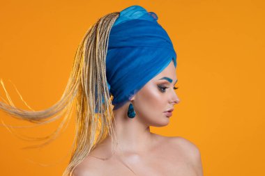 Sarışın, mavi sarıklı, mikro saçlı, tonik kaşlı.,