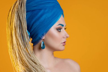 Sarışın, mavi sarıklı, mikro saçlı, tonik kaşlı.,