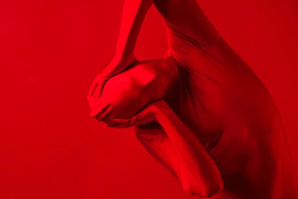 A screaming man in a red full suit, on a red background. — Stock Photo, Image