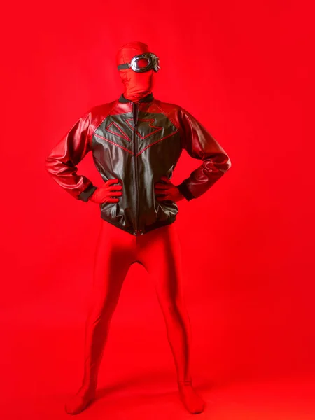 Un súper héroe divertido en un maillot rojo y gafas protectoras —  Fotos de Stock
