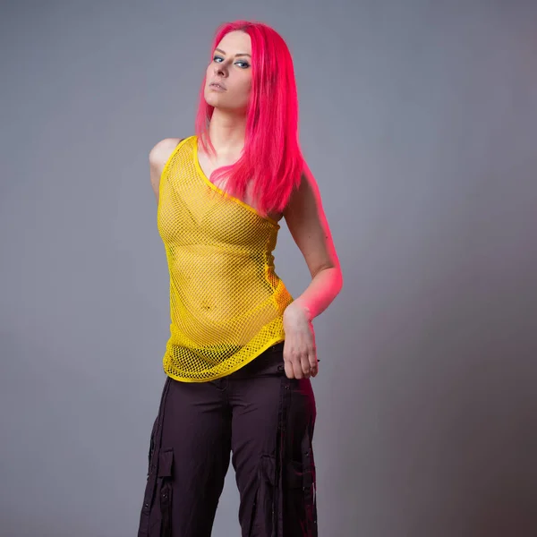 Futuristische mode, een jonge heldere en aantrekkelijke vrouw met roze haar, — Stockfoto