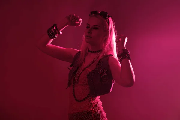 Стиль диско, танцующая молодая привлекательная женщина в наряде в стиле ретро — стоковое фото