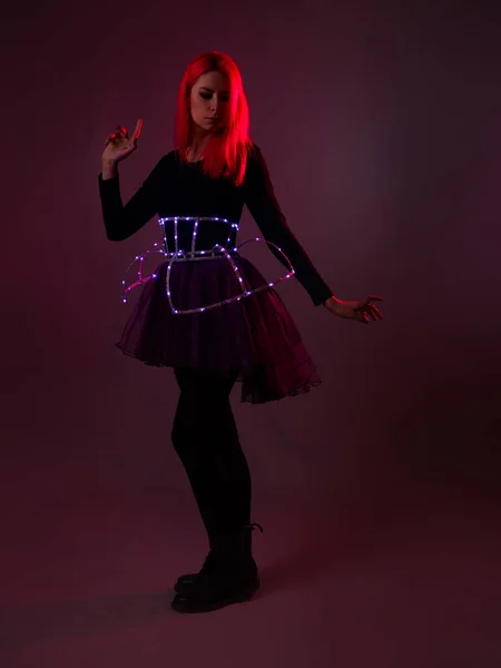 Show de luces, traje con ledes. Joven hermosa mujer en un traje luminoso —  Fotos de Stock