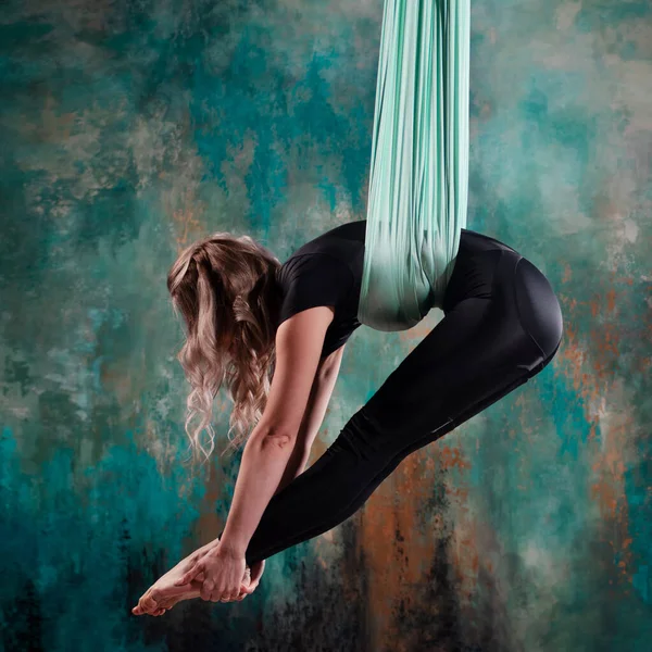 Gymnastique sur des chiffons à air, une jeune belle athlète féminine — Photo