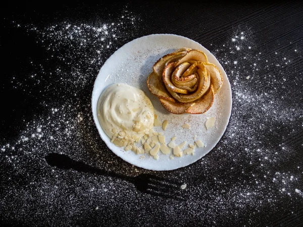 Rosas de manzana, bollos de manzana, sirviendo con crema batida y pétalos de almendra, —  Fotos de Stock