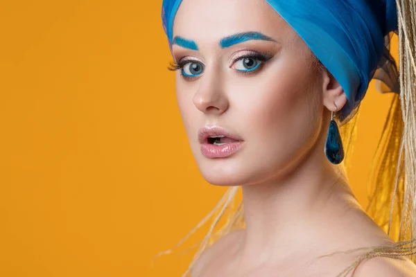 Maquiagem criativa com sobrancelhas azuis brilhantes e delineador azul, — Fotografia de Stock