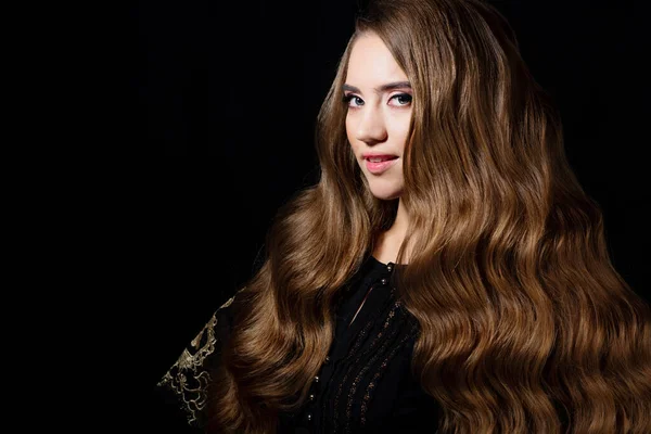 Lujosos rizos dorados, retrato de una joven hermosa mujer con hermoso cabello, —  Fotos de Stock