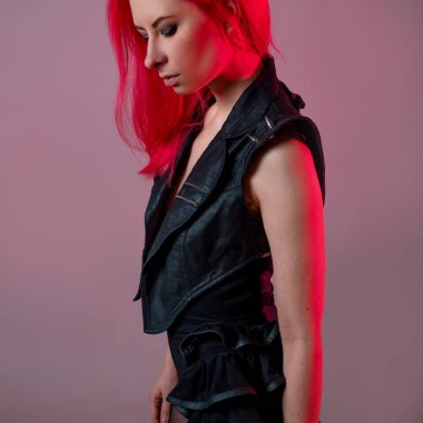 Gotik seksi görünüş. Pembe saçlı çekici bir kadın.