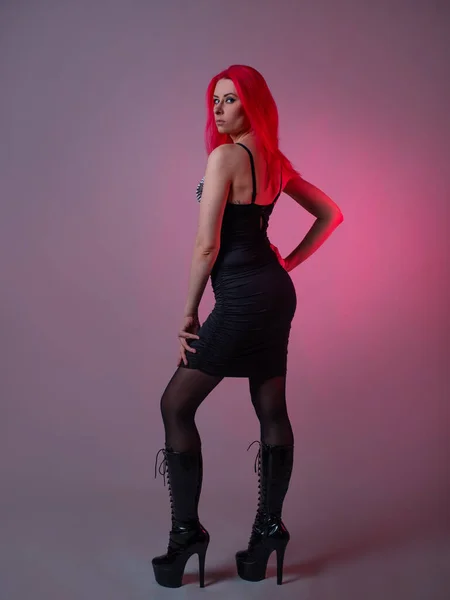 Goth sexy aussehen. junge attraktive Frau mit rosa Haaren — Stockfoto