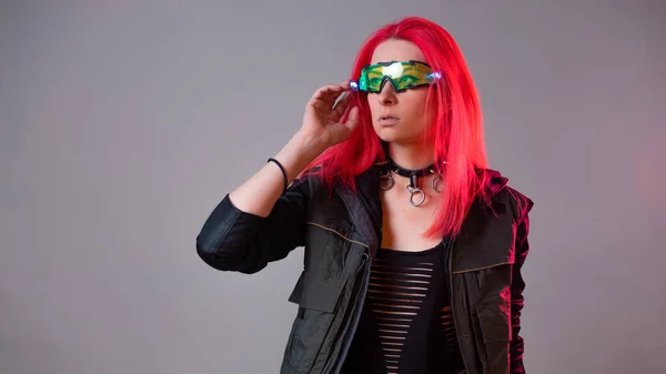 Futuristische Brille mit Hintergrundbeleuchtung, ein Augmented Reality Gadget. — Stockfoto