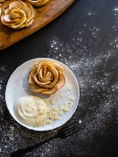 Rosas de manzana, bollos de manzana, sirviendo con crema batida y pétalos de almendra, —  Fotos de Stock