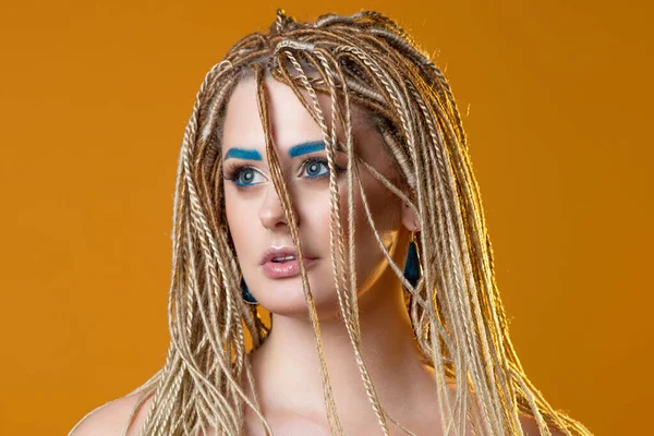 Genç, çekici, egzotik örgü örgülü, siyah kaşlı bir sarışın.,