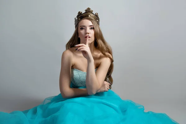 Fee prinses in een kroon houdt haar vinger aan haar lippen, shhh, het is een geheim. — Stockfoto