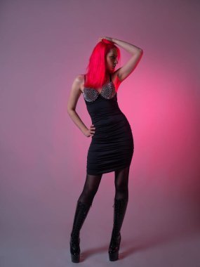 Gotik seksi görünüş. Pembe saçlı çekici bir kadın.