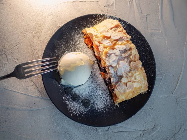 Delicioso strudel fresco recheado com maçãs e passas, — Fotografia de Stock