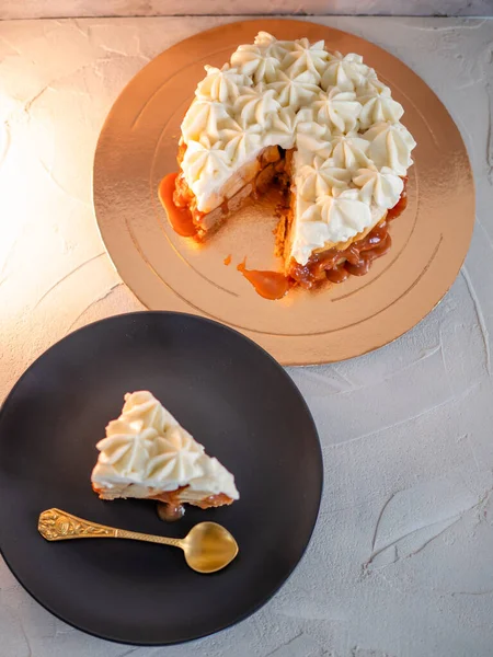 Banoffi cake gemaakt van shortbread, bananen en zelfgemaakte karamel, — Stockfoto