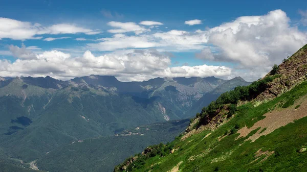 Schöne Berglandschaft mit einem Felsen — Stockfoto