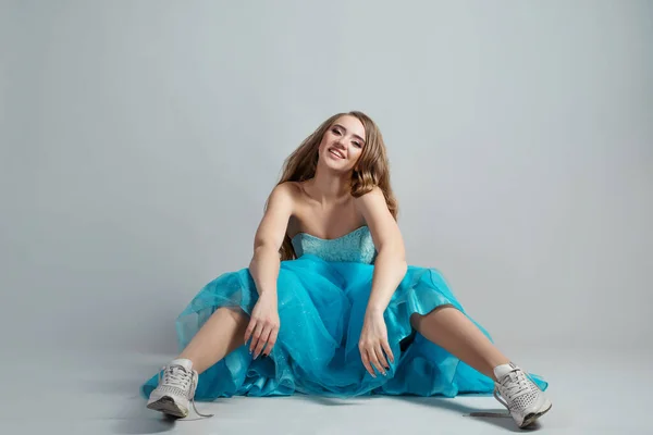 Hermosa y atrevida princesa en un vestido de Cenicienta azul exuberante —  Fotos de Stock