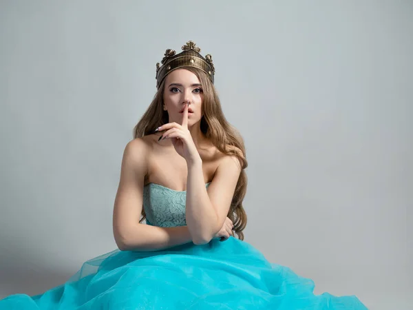 Fee prinses in een kroon houdt haar vinger aan haar lippen, shhh, het is een geheim. — Stockfoto