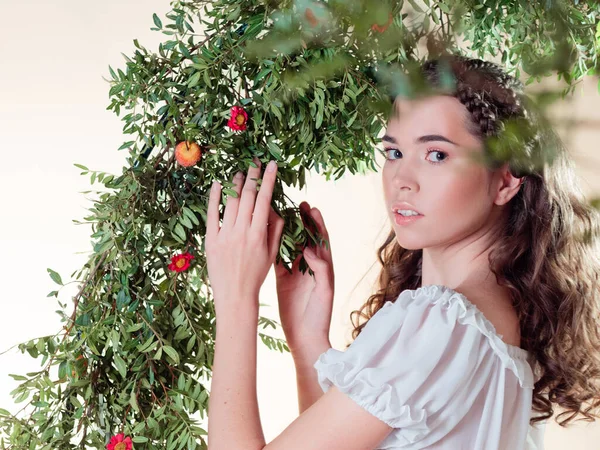 Retrato en el estilo renacentista, una joven con un vestido blanco de seda — Foto de Stock