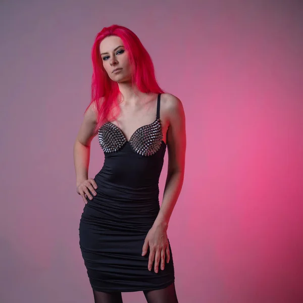 Готичний сексуальний погляд. молода приваблива жінка з рожевим волоссям — стокове фото