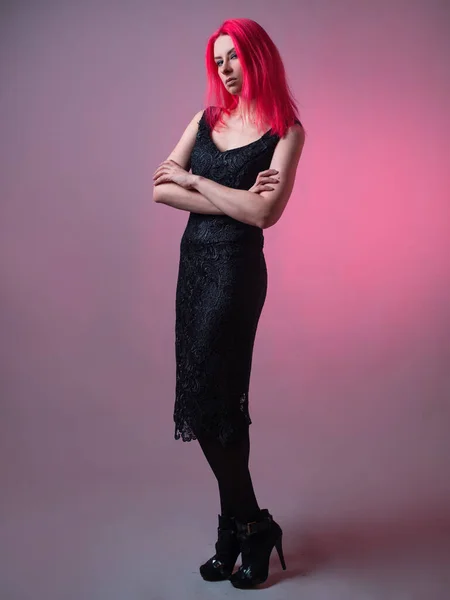 Elegancka czarna koronkowa sukienka, na nowoczesnej piękności z różowymi włosami, — Zdjęcie stockowe