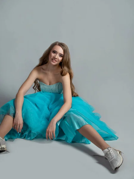 Hermosa y atrevida princesa en un vestido de Cenicienta azul exuberante —  Fotos de Stock