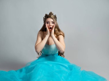 Şokta bir güzellik, açık mavi elbiseli güzel bir sarışın.