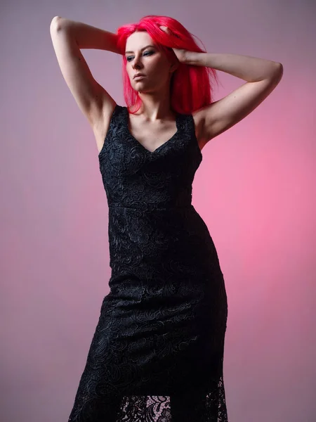 Elegante vestido de encaje negro, en una belleza moderna con pelo rosa, — Foto de Stock