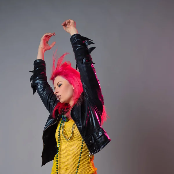 Moda futurista, uma jovem mulher brilhante e atraente com cabelo rosa, — Fotografia de Stock