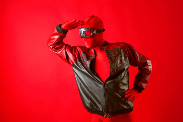 Zabawny super bohater w czerwonym trykocie i okularach ochronnych patrzy przed siebie — Zdjęcie stockowe