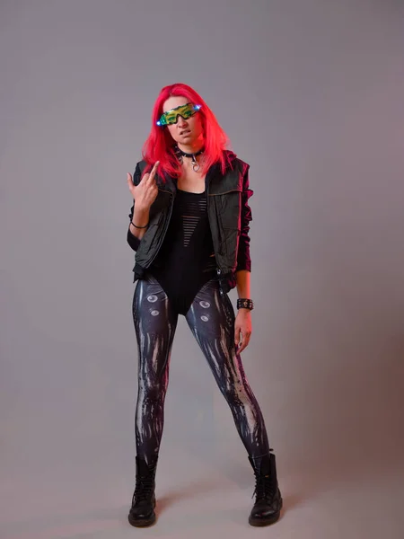 Futurista hacker bandido techno, imagen fantástica, mujer joven con el pelo rosa, —  Fotos de Stock