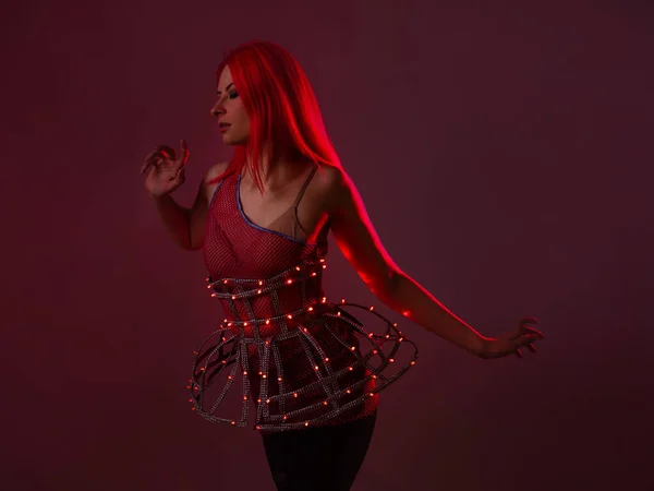 Show de luces, traje con ledes. Joven hermosa mujer en un traje luminoso —  Fotos de Stock