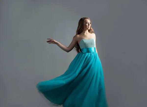 Maravillosa princesa bailando en un exuberante vestido azul, una joven hermosa rubia — Foto de Stock