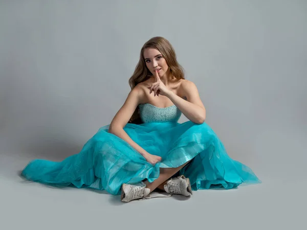 Princesa alegre en un exuberante vestido azul y zapatillas de deporte, estilo moderno. — Foto de Stock