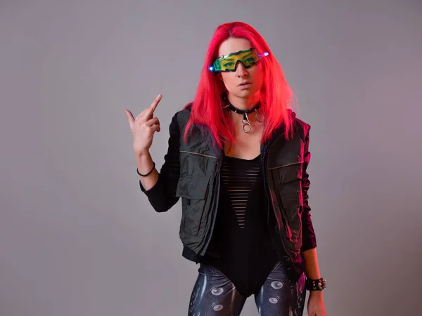 Futuristische techno bandiet hacker, fantastisch beeld, jonge vrouw met roze haar, — Stockfoto