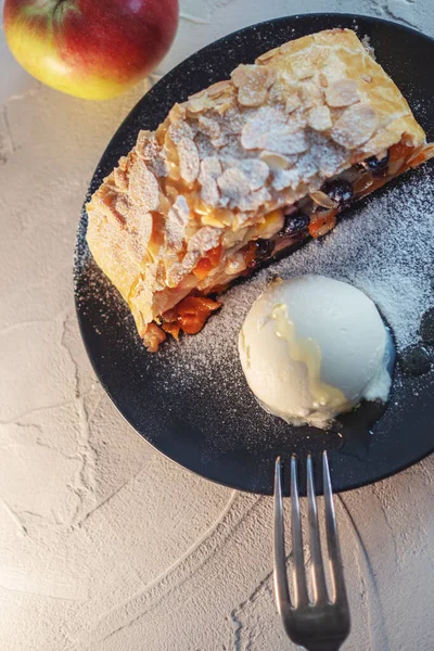 사과와 건포도가 들어 있는 맛있는 신선 한 버팀대, — 스톡 사진