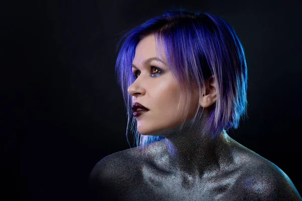 Портрет стильної і сміливої молодої жінки з фіолетовим волоссям — стокове фото