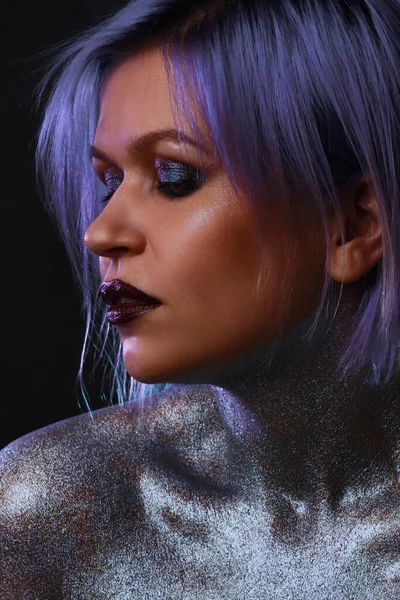 Mujer joven de moda con cabello azul-púrpura, maquillaje brillante con estilo, — Foto de Stock