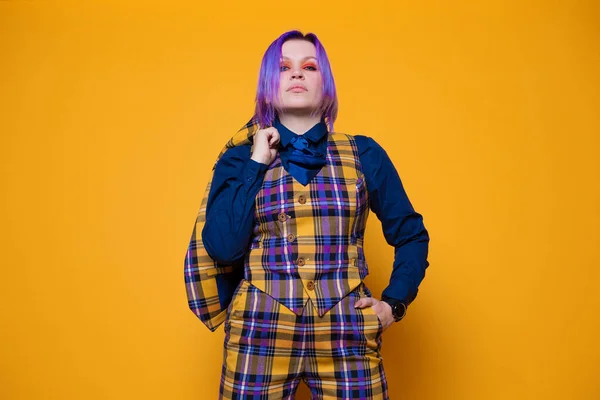 Wanita muda dengan rambut ungu dalam setelan kotak-kotak cerah stylish. — Stok Foto