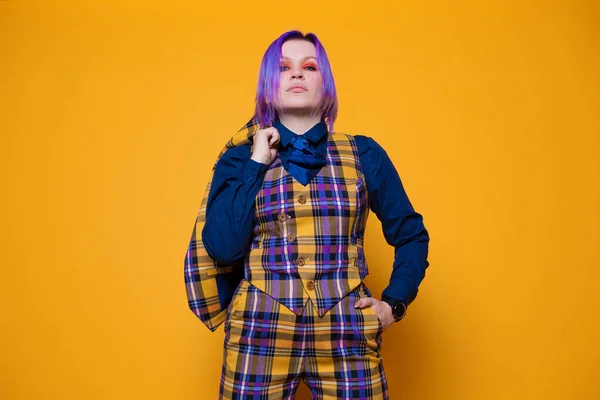 Mujer joven con el pelo púrpura en un traje a cuadros brillante con estilo. —  Fotos de Stock