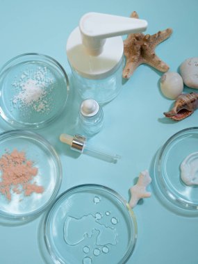 Cilt bakımı için serum, çevre dostu kozmetik. Kozmetikler için şişeler ve malzemeler