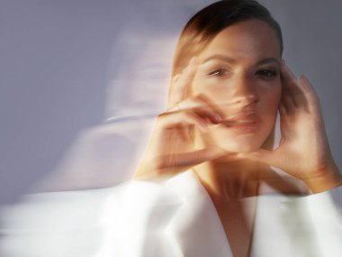 Moda portresi, hareket halinde bulanıklaşmanın etkisi uzun bir deklanşör hızında,